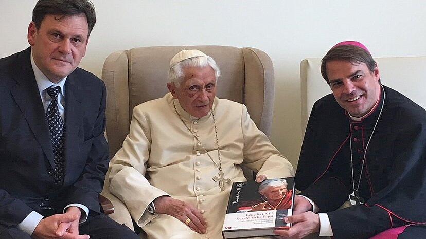 Buch über Papst Benedikt XVI.