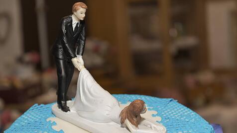 Brautpaar auf einer Hochzeitstorte