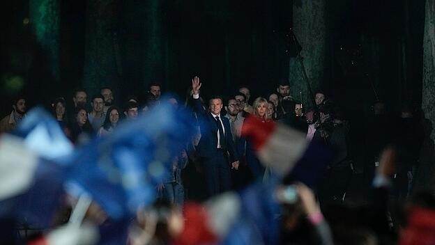 Emmanuel Macron, Präsident von Frankreich, feiert mit seinen Anhängern.