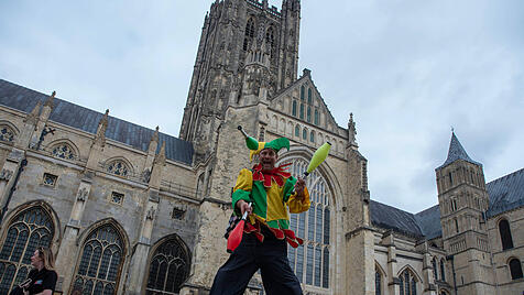 Mittelalterfest: Ein Gaukler vor der Kathedrale von Canterbury