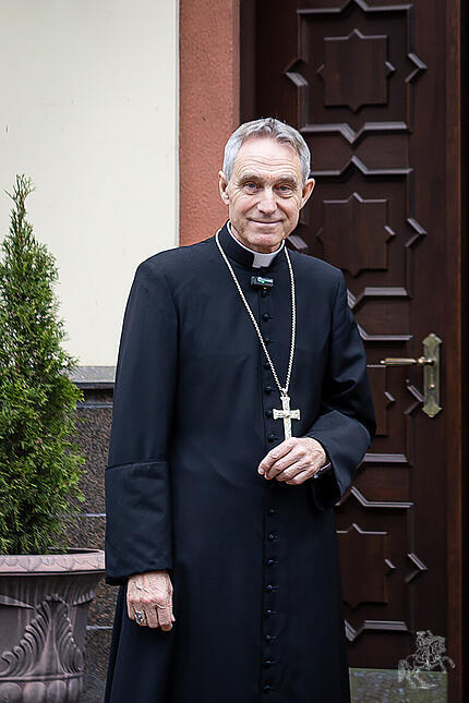 Erzbischof Georg Gänswein vor der Nuntiatur in Vilnius, Litauen.