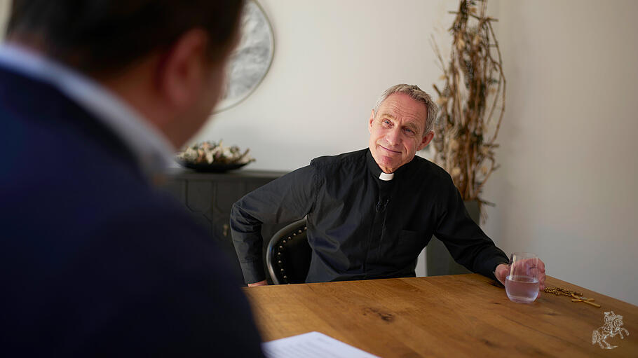 Erzbischof Gänswein berichtet im Interview, warum die Liebe für Papst Benedikt XVI. eine besondere Bedeutung hatte.