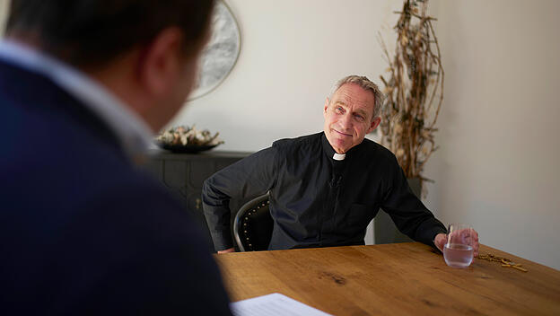 Erzbischof Gänswein berichtet im Interview, warum die Liebe für Papst Benedikt XVI. eine besondere Bedeutung hatte.