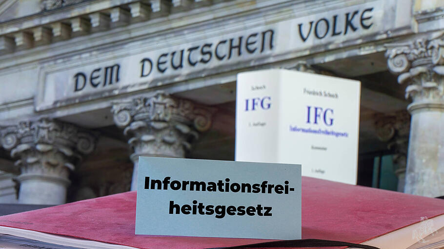 Fotomontage Informationsfreiheitsgesetz