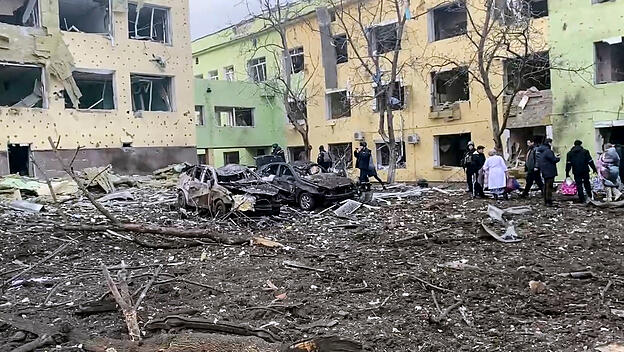 Folgen eines Angriffs auf das Krankenhaus von Mariupol