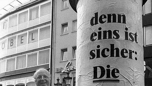 Norbert Blüm klebt Rentenplakat