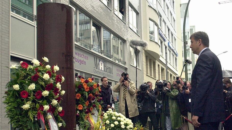 Wowereit gdenkt Maueropfer Peter Fechter