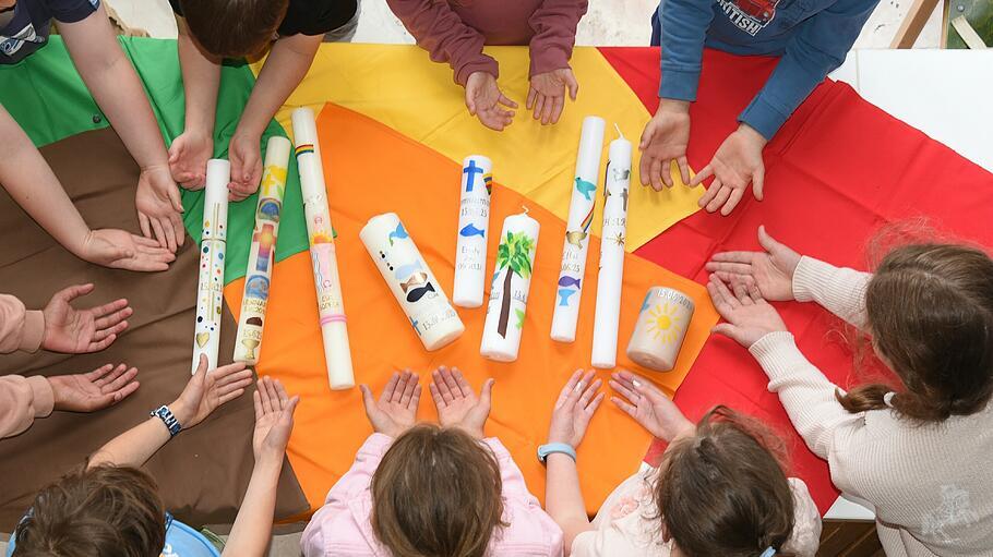 Erstkommunion: Kinder basteln ihre Kommunionkerze