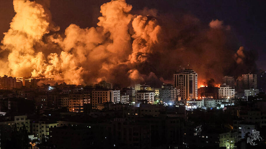 Flammen und Rauch nach israelischen Luftschlägen im Gazastreifen