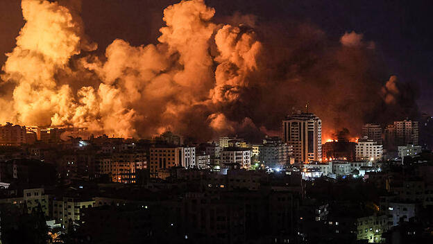 Flammen und Rauch nach israelischen Luftschlägen im Gazastreifen