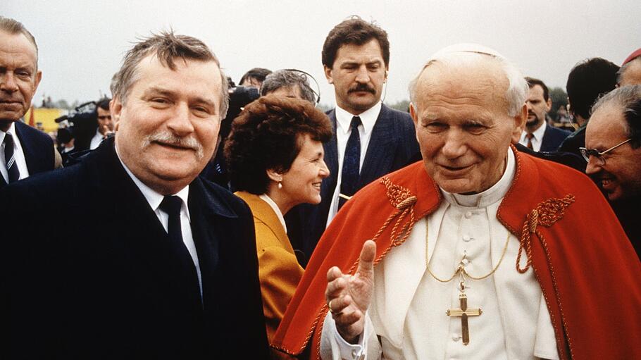Papst Johannes Paul II. erhält außerordentlichen Karlspreis