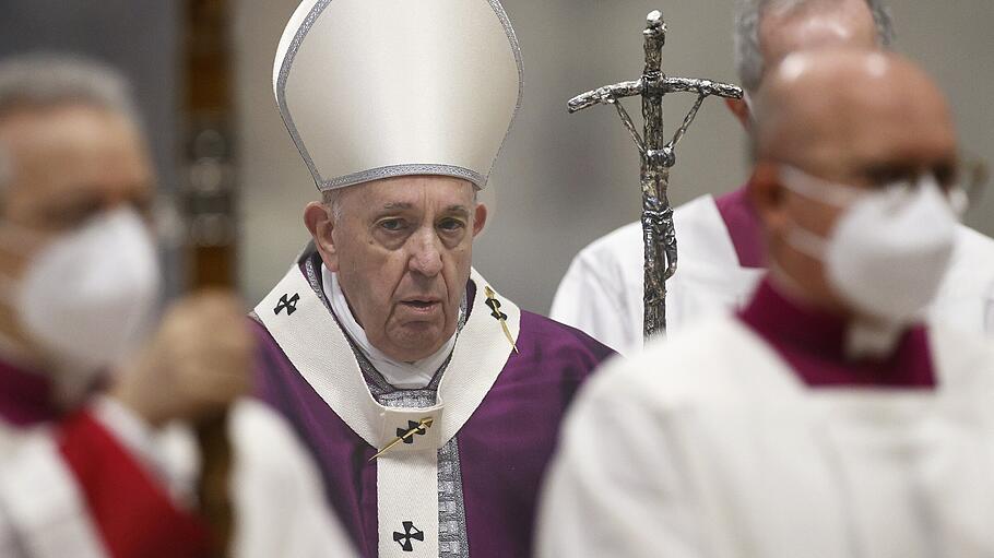 Papst Franziskus trifft im Petersdom ein