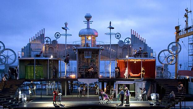 Jacques Offenbach formte aus Werken des Dichters die Oper &bdquo;Hoffmanns Erz&auml;hlungen&ldquo;. Den fantastischen Inhalten verschaffte er damit einen ad&auml;quaten musikalischen Rahmen, hier die Inszenierung der Seeb&uuml;hne Stralsund.