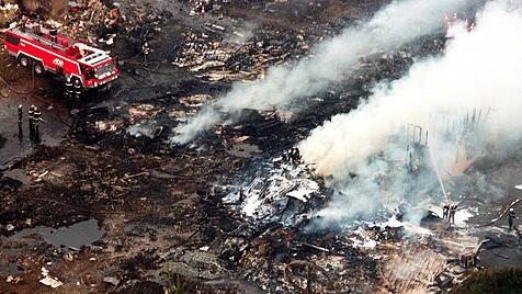 Löscharbeiten an der Absturzstelle - Absturz einer Concorde am Rande von Paris