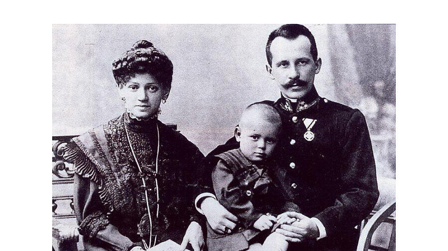 Karol Wojtyla als Kind mit seinen Eltern