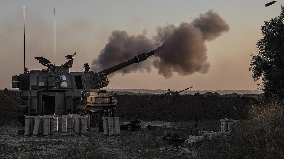 Israelische Artillerieeinheit feuert an der israelischen Grenze zum Gaza-Streifen
