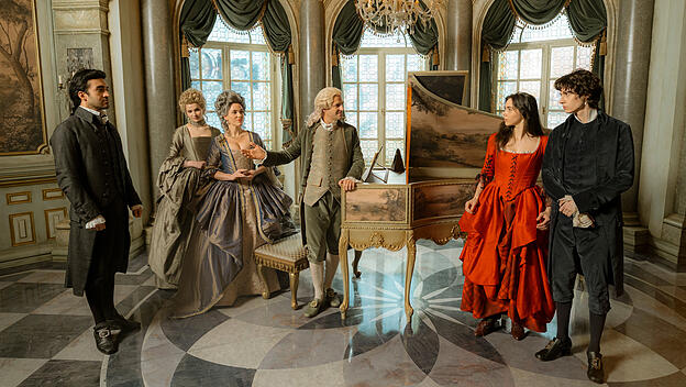 &bdquo;Mozart/Mozart"&ldquo;: Kaum eine andere Serie hat in j&uuml;ngster Zeit das Fernsehpublikum &auml;hnlich polarisiert. Die Besetzung von links nach rechts: Eidin Jalali (Antonio Salieri), Lisa Vicari (Gr&auml;fin von Greiner), Verena Altenberger (Marie Antoinette), Philipp Hochmair (Kaiser Joseph II.), Havana Joy (Maria Anna Mozart), Eren M. G&uuml;vercin (Amadeus Mozart).