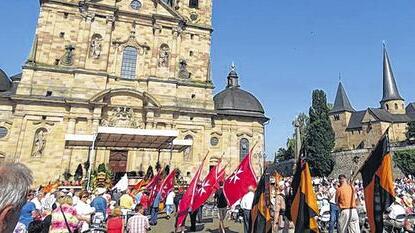 Pilger und Mitglieder katholischer Verbände auf dem Weg zur Festmesse zu Ehren des heiligen Bonifatius.