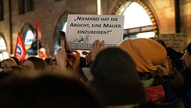 Brandmauer-Plakat bei Demo gegen Zusammenarbeit mit AfD
