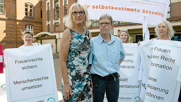 Bettina Gaber und Dr. Verena Weyer vor dem Amtsgericht Tiergarten