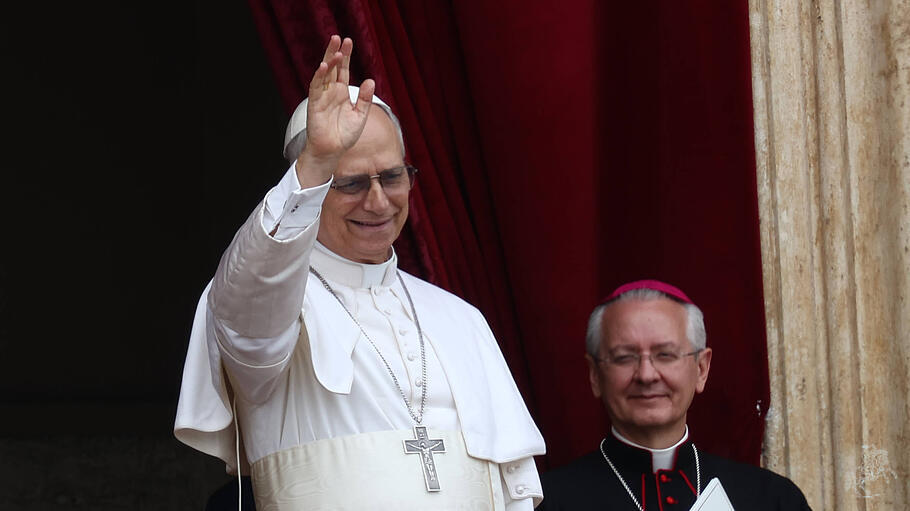 Papst Leo XIV. begrüßt die 100.000 Gläubigen auf dem Petersplatz