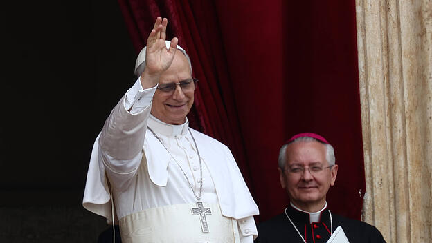 Papst Leo XIV. begrüßt die 100.000 Gläubigen auf dem Petersplatz