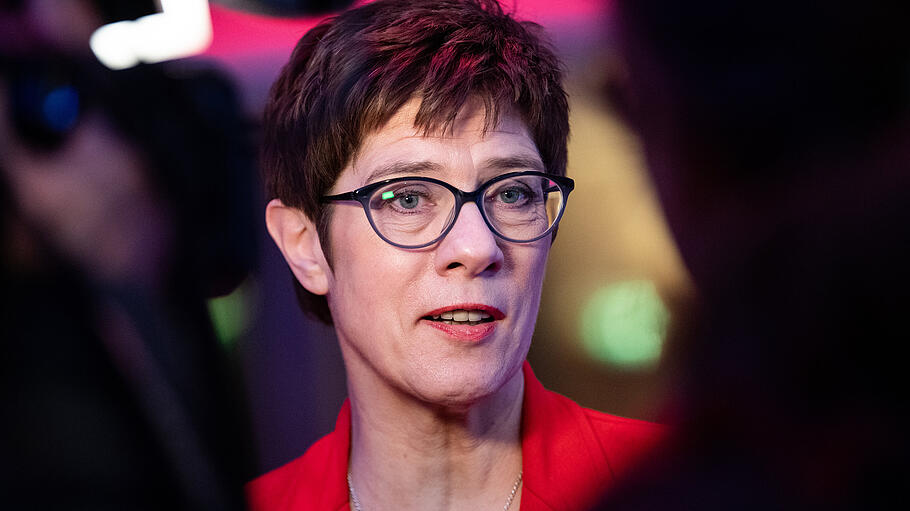 Kramp-Karrenbauer stärkt Merkel den Rücken