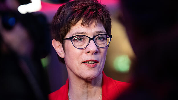 Kramp-Karrenbauer stärkt Merkel den Rücken