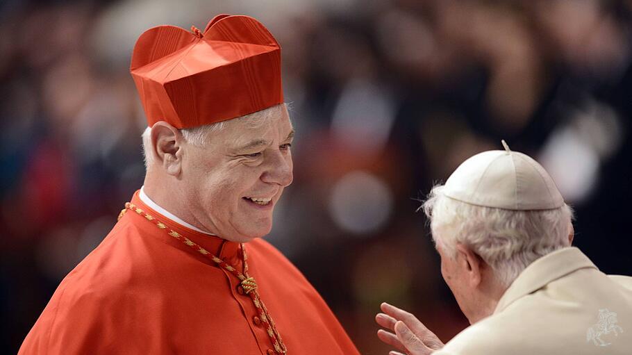 Kardinal M&uuml;ller mit dem emeritierten Papst Benedikt XVI. im Jahr 2014