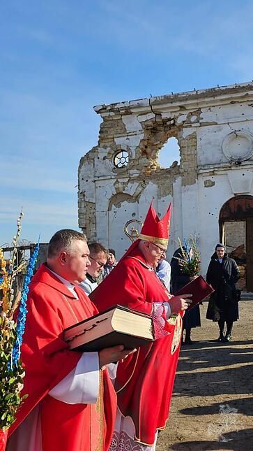 Eindrücke vom Palmsonntag in einer zerstörten Kirche in der Region Mykolaiv und von der Osterfeier in der Kathedrale in Odessa.