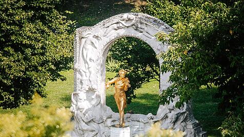 Das Johann-Strauss-Denkmal im Wiener Stadtpark h&auml;lt die Erinnerung an den Walzerk&ouml;nig Johann Strauss Sohn sichtbar lebendig.