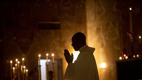 Kirche lebt vom Altar her, will sagen: von der heiligen Eucharistie