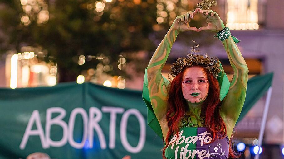 Eine Frau demonstriert in Madrid für ein "Recht auf Abtreibung"
