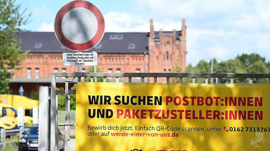 Eine "gendergerecht" formulierte Stellenanzeige auf einem Banner der Deutschen Post.