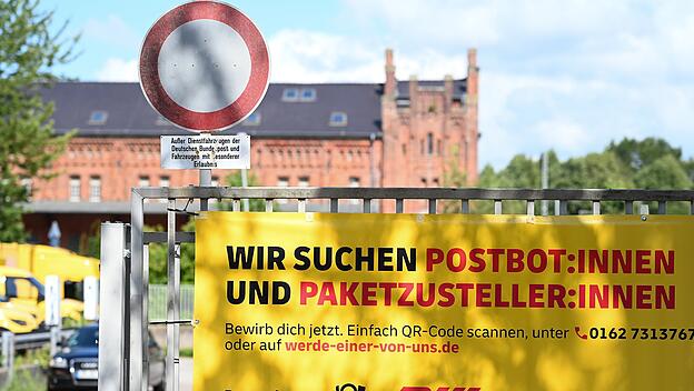Eine "gendergerecht" formulierte Stellenanzeige auf einem Banner der Deutschen Post.