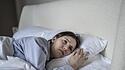 Junge Frau mit Gehirnerschütterung im Bett