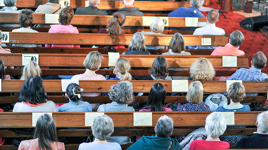 Draufsicht auf eine christliche Gemeinde bei einem Gottesdienst