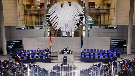 Justizminister Marco Buschmann spricht bei der Orientierungsdebatte zu einer SARS-CoV-2-Impfpflicht im Bundestag.