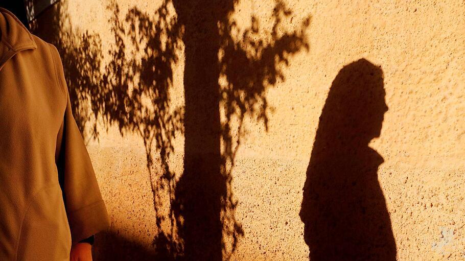 Zehn Klarissen verlassen Kirche, Ordensstand und Kloster und schließen sich einer schismatischen Bewegung an.