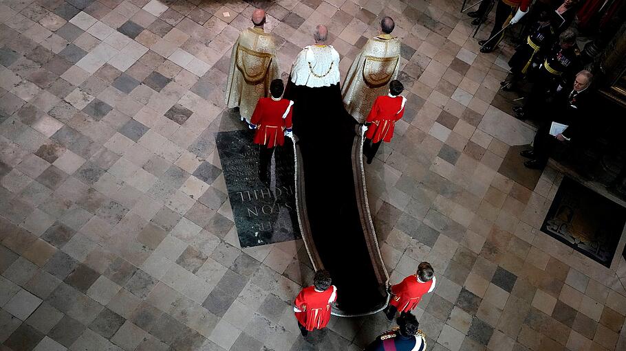 König Charles III. trifft zur Krönungszeremonie in der Westminster Abbey ein.