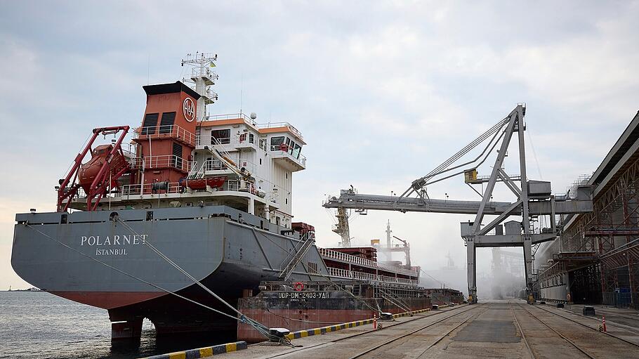 Ukrainisches Getreide wird in ein türkisches Frachtschiff in einem Hafen in der Region Odessa verladen