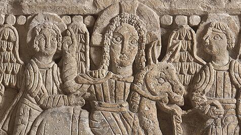 Kalkstein-Relieftafel mit dem reitenden Christus und zwei Engeln