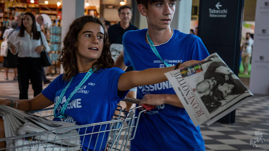 Junge Helfer beim Meeting in Rimini