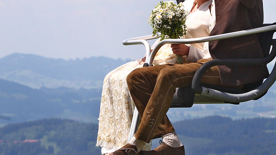 Brautpaar im Sessellift