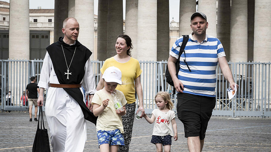 Familie auf dem Petersplatz