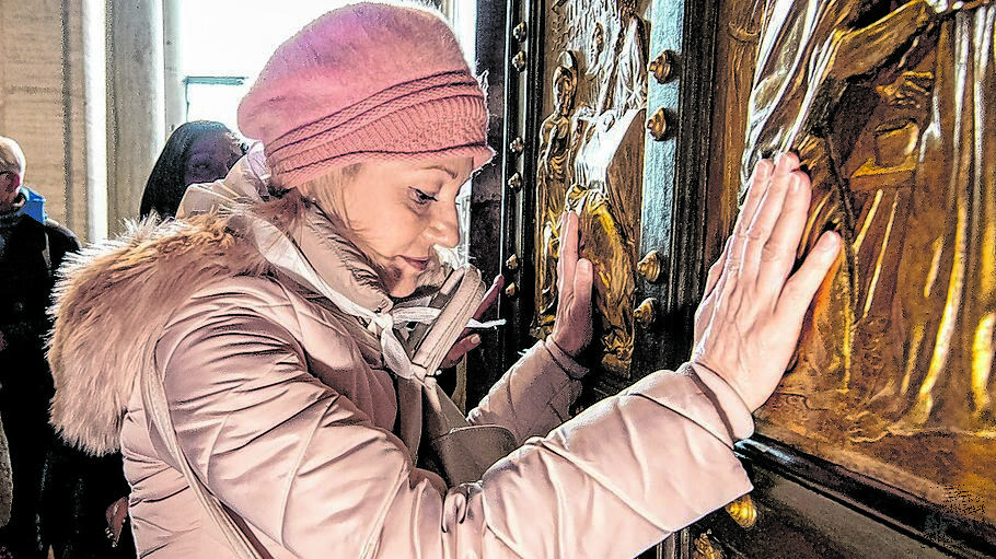 Pilgerin an der Heiligen Pforte des Petersdoms