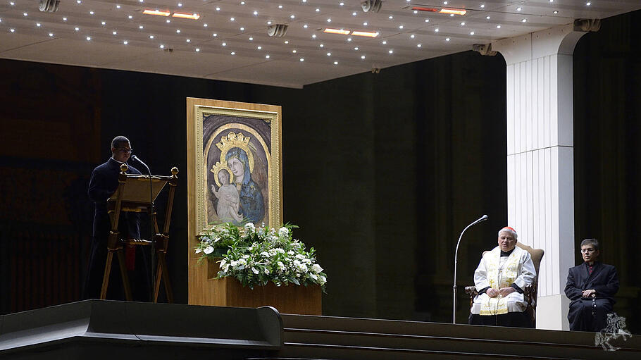 Rosenkranzgebet f&uuml;r Papst Franziskus mit Kardinal Krajewski