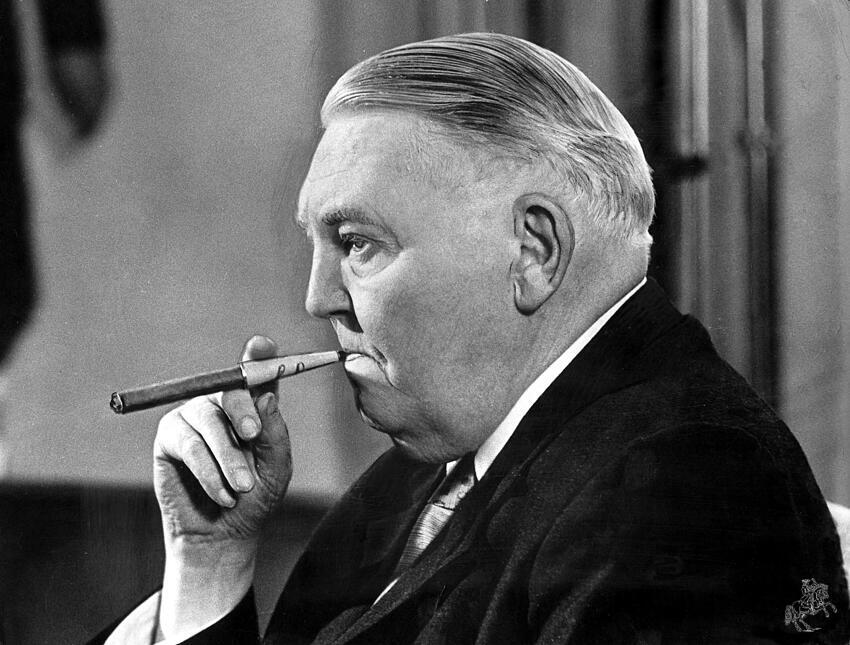 Der „Mann mit Zigarre“ und ehemaliger Bundeskanzler Ludwig Erhard raucht eine Zigarre.