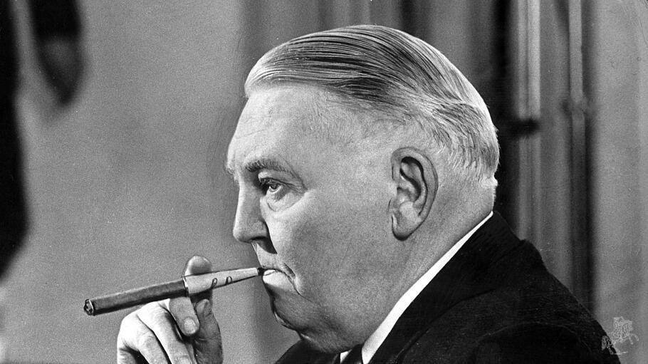 Ehemaliger Bundeskanzler Ludwig Erhard raucht eine Zigarre.