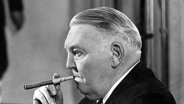 Der „Mann mit Zigarre“ und ehemaliger Bundeskanzler Ludwig Erhard raucht eine Zigarre.